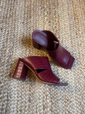 VINCE. 6M Faux Croc Red Open Toe Chunky Heel Shoe